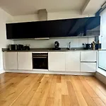 Stylish Central Apartment 4 Mins From Station