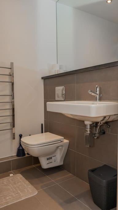 Stylish 4 Mins From Station * Londra