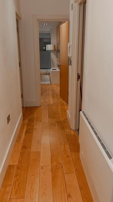 Stylish 4 Mins From Station Appartamento