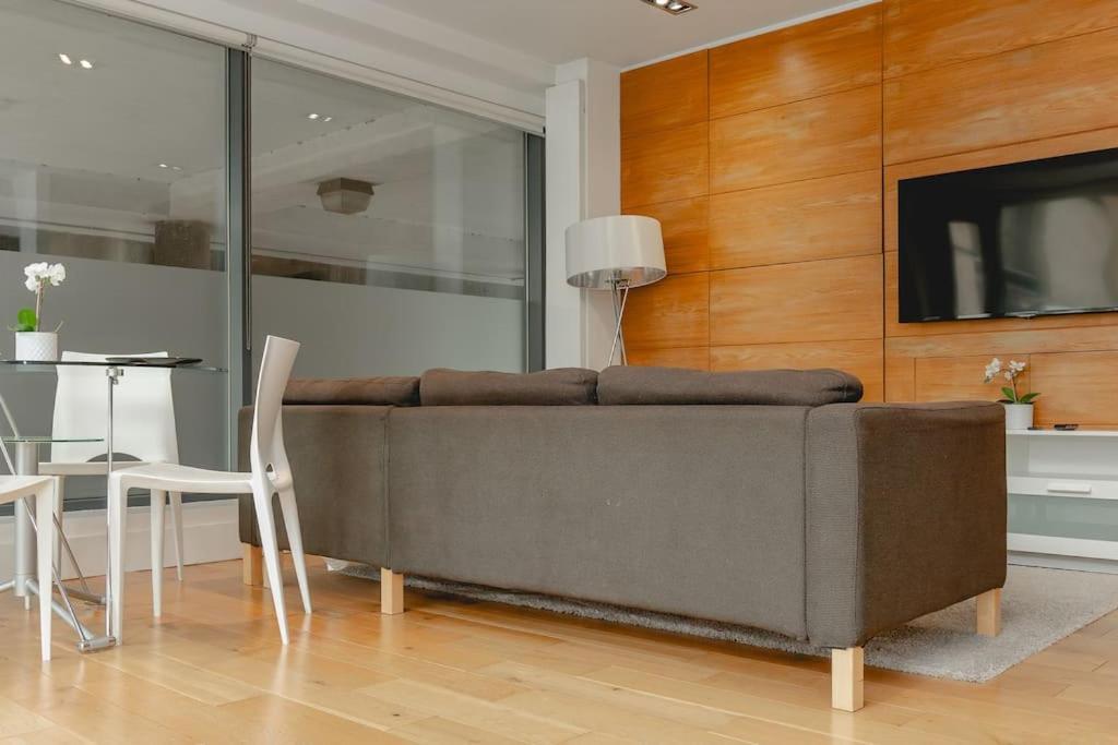 Stylish 4 Mins From Station Apartment